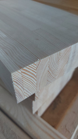 Kantówka klejona sosnowa o przekroju 80 mm x 80 mm x 500 mm czyszczona