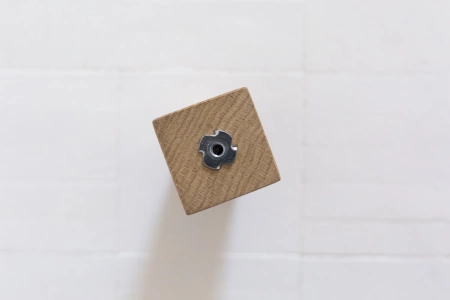 Noga dębowa lakierowana wysokość 110 mm 