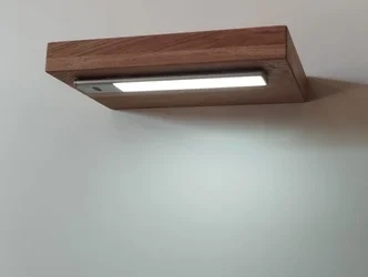 Półka drewniana dębowa 130x30x4cm w zestawie z lampą LED Kaus 60 cm z czujnikiem ruchu Czarny